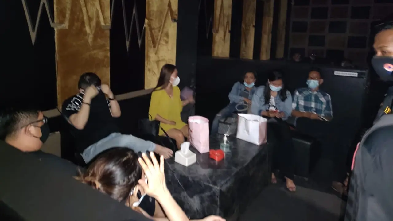 RHU Pelanggar jam operasional akan ditutup Satpol PP Surabaya. (Dian Kurniawan/Liputan6.com)