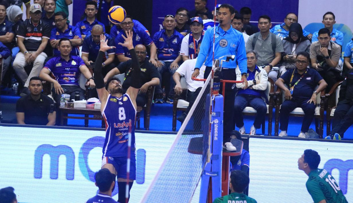 <p>Pemain Jakarta LavAni Allo Bank Electric, Mohammadreza Beik (kiri) berusaha mengumpan bola saat menghadapi Jakarta Garuda Jaya pada laga putaran I PLN Mobile Proliga 2024 di GOR Amongrogo, Yogyakarta, Kamis (25/4/2024). Jakarta LavAni Allo Bank Electric menang 3-0 (25-16, 25-22, 25-20). (Dok. PBVSI)</p>