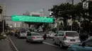 Sejumlah kendaraan melintasi rambu elektronik yang berada di Jalan Sudirman, Jakarta, Kamis (28/3). Rambu elektronik tersebut berfungsi sebagai media informasi untuk pengguna jalan. (Liputan6.com/Faizal Fanani)