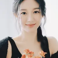 Lee Da In tampil dengan gaya rambut ikat belakangnya. Dengan poni yang agak berantakan, ia pun tampil memgenakan makeup minimalisnya.&nbsp;(@xx__dain)