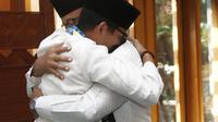 Wakil Gubernur DKI Jakarta Sandiaga Uno memeluk Gubernur Anies Baswedan saat menyampaikan surat pengunduran diri di Balai Kota, Jumat (10/8). Untuk diketahui, Sandiaga memutuskan untuk menjadi Cawapres Prabowo Subianto. (Liputan6.com/Herman Zakharia)