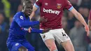 Gelandang Chelsea , N'Golo Kante berebut bola dengan bek West Ham United, Declan Rice dalam lanjutan Liga Inggris 2018/2019 di Stadion Stamford Bridge, Senin (8/4). Chelsea sukses menaklukkan West Ham United dengan skor 2-0. (OLLY GREENWOOD / AFP)