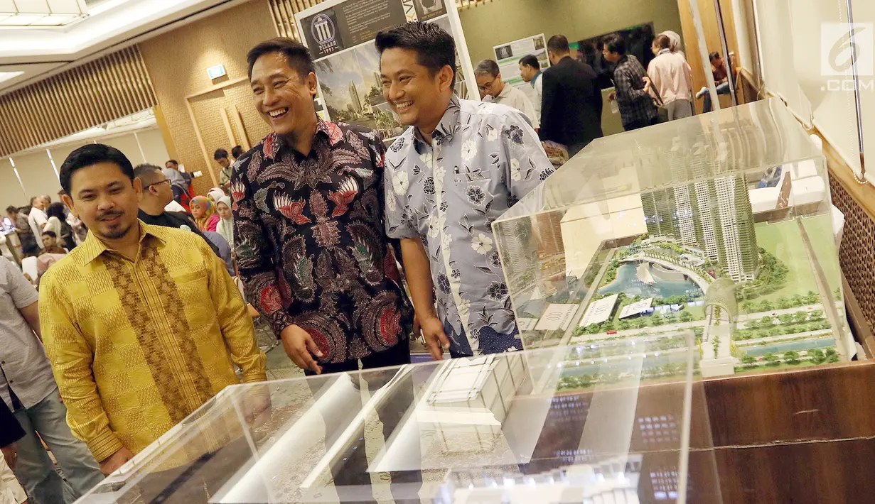 Ketum Pilars 93 Robby Budiansyah (kiri), Ketum KMPT Pramono Dewo, dan Project Director Grand Andika Kertajati PT PP Property Tbk Raja M.L Tobing usai diskusi 'Tahapan dan Regulasi yang Harus Diikuti Sebelum Melakukan Usaha di Bidang Properti' di Jakarta, Sabtu (14/9/2019). (Liputan6.com/JohanTallo)