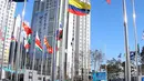 Bendera nasional Korea Utara (kedua kanan) berkibar bersama bendera negara-negara lain di desa atlet di Gangneung, Korea Selatan (1/2). Olimpiade Musim Dingin 2018 akan digelar di Pyeongchang, Korea Selatan. (AFP Photo/Yonhap)