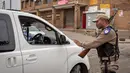 Polisi memeriksa sebuah mobil di jalanan Johannesburg, Afrika Selatan, Senin (30/3/2020). Presiden Afrika Selatan Cyril Ramaphosa menetapkan karantina wilayah atau lockdown nasional selama 21 hari untuk mencegah penularan virus corona COVID-19. (Xinhua/Yeshiel Panchia)