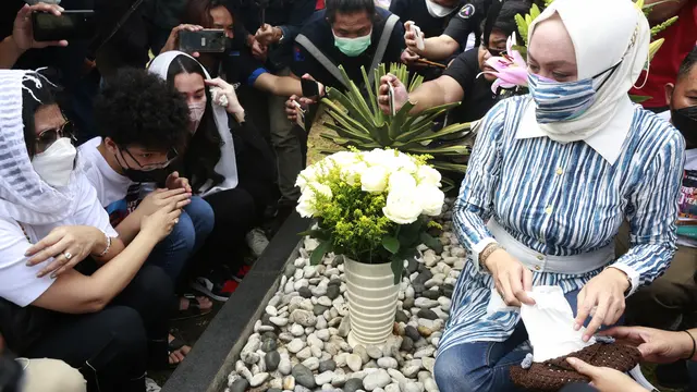 Angelina Sondakh ziarah ke makam suaminya Adjie Massaid usai bebas dari penjara. Angie ditemani anak-anaknya. (Kapanlagi.com/Akrom Sukarya)