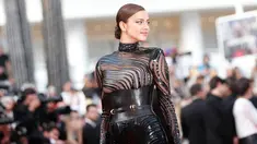 Model Irina Shayk berpose untuk fotografer ketika menghadiri pemutaran perdana film 'The Beguiled' di karpet merah Festival Film Cannes 2017, Rabu (24/5). Irina Shayk membuat sejumlah mata terpesona dengan penampilannya. (AP Photo/Thibault Camus)