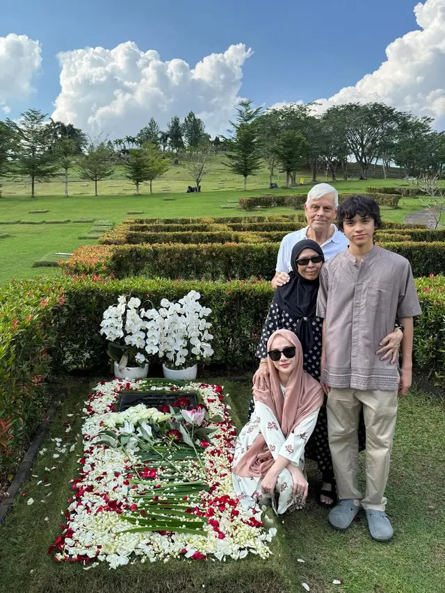 Potret BCL Nyekar ke Makam Bareng Keluarga Mendiang Ashraf/Instagram Bunga Citra Lestari