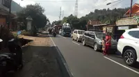 Antrian kendaraan via jalur Garut Kota (Liputan6.com/Jayadi Supriadin)