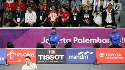 Sejumlah menteri kabinet kerja meluapkan ekspresi saat menyaksikan final bulu tangkis putra perseorangan Asian Games 2018 di Istora GBK, Jakarta, Selasa (28/8). (Liputan6.com/Helmi Fithriansyah)
