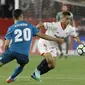 Pemain Real Madrid, Asensio (kiri) berusaha menahan laju pemain Sevilla, Ben Yedder pada laga La Liga Santander di Sanchez Pizjuan stadium, Seville, (9/5/2018). Madrid kalah 2-3 dari Sevilla.  (AP/Miguel Morenatti)