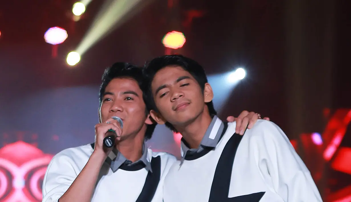 Konser yang berlokasi di Pantai Karnaval Ancol ini tak lupa menghadirkan si kembar Rizki Ridho yang menyuguhkan kolaborasi dangdut dan DJ. Tampil di panggung yang sama dengan musisi lebih senior, mereka pun merasa senang. (Galih W. Satria/Bintang.com) 