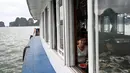 Wisatawan domestik menikmati makan siang di atas kapal di kawasan Ha Long Bay, Quang Ninh, Vietnam, (16/5/2020). Seiring dengan meredanya virus corona, Ha Long Bay kawasan yang menjadi situs warisan dunia UNESCO kembali didatangi ratusan wisatawan. (AFP/Manan Vatsyayana)