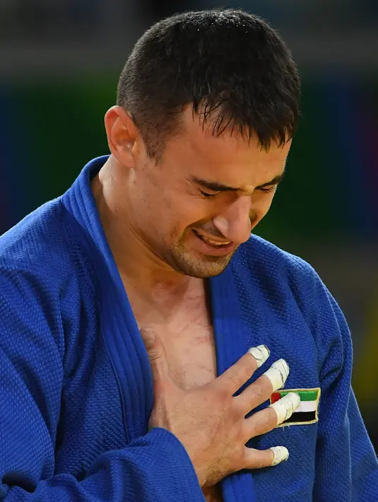 Atlet judo Uni Emirat Arab, Sergiu Toma menangis bahagia setelah berhasil mengalahkan atlet judo Italia, Matteo Marconcini di kelas pria 81 kg pada Olimpiade Rio 2016, 9 Agustus 2016. (AFP PHOTO/ Toshifumi Kitamura)