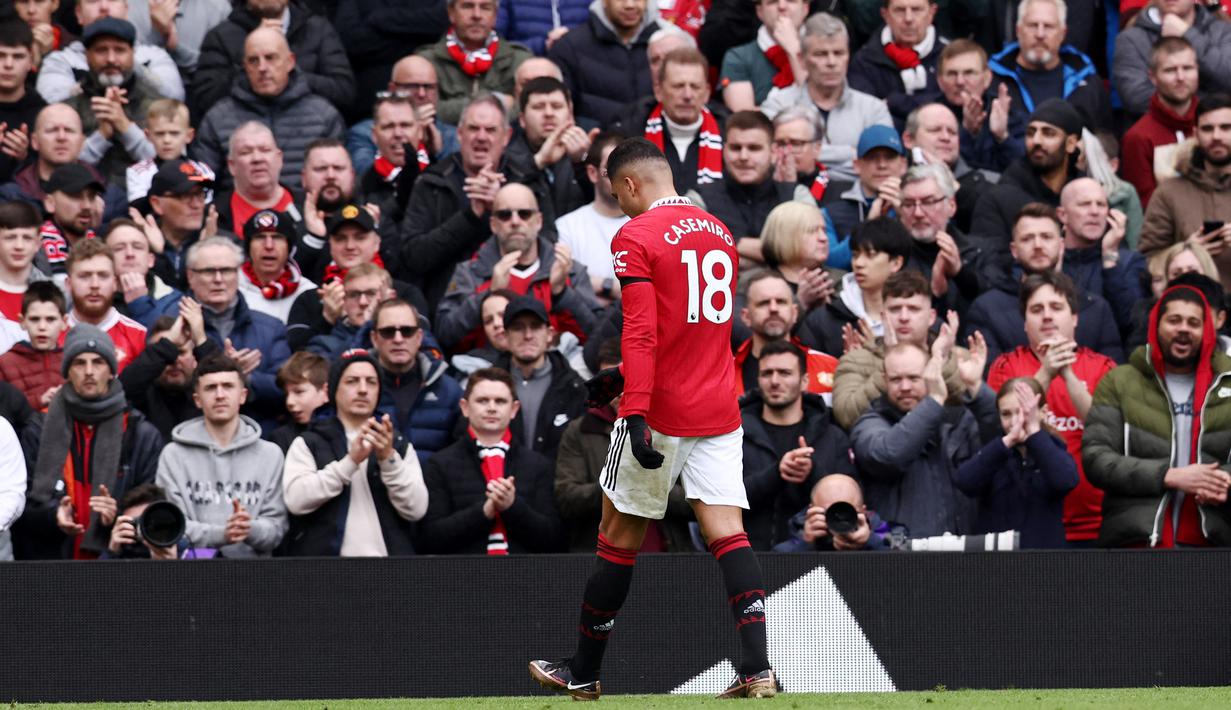 Pemain Manchester United, Casemiro, meninggalkan lapangan setelah menerima kartu merah saat pertandingan melawan Southampton di Stadion Old Trafford, Minggu (12/3/2023). (AFP/Darren Staples)