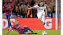 Pemain Tottenham, Harry Winks (kanan) menghidari hadangan pemain CSKA Moscow pada lanjutan Liga Champions grup E di CSKA Stadium, Rabu (28/9/2016) dini hari WIB. (AP/Ivan Sekretarev)
