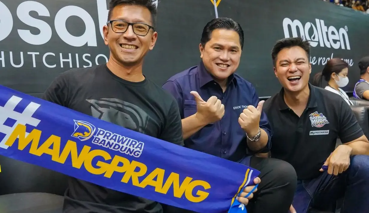 Pertandingan Satria Muda Pertamina melawan Prawira Bandung tak hanya dihadiri Baim Wong. Sebuah foto yang diunggah bintang film Bebas memperlihatkan posenya dengan Erick Thohir. Mengenakan kemeja lengan pendek biru tua, Menteri BUMN RI tersenyum lebar sambil mengacungkan dua jempol. Di sisi sang Menteri, Baim Wong tertawa lepas ke arah kamera. (Foto: Dok. Instagram @baimwong)