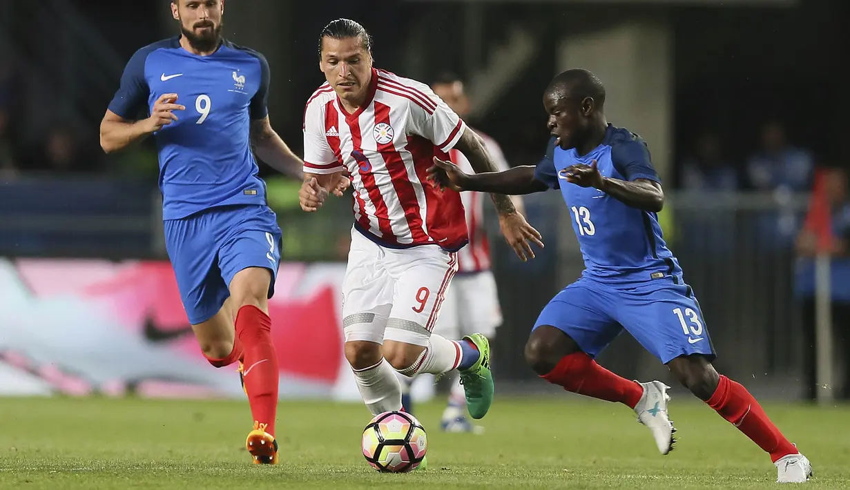 Gelandang Prancis, N'Golo Kante, berebut bola dengan pemain Paraguay, Federico Santander pada laga uji coba di Stadion Roazhon Park, Rennes (02/06/17). Prancis menang 5-0. (AP/David Vincent)