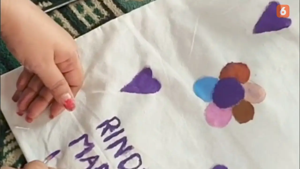 Warga binaan di Rutan Makassar diajak salurkan emosi dengan cara melukis di atas totebag (Liputan6.com/Eka Hakim)