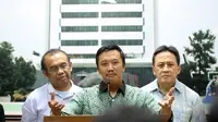 Menteri Pemuda dan Olah Raga Imam Nahrowi memberikan keterangan kepada wartawan terkait pergantian Logo dan Maskot  Asian Games XVIII di Gedung Kementrian Pemuda dan Olah Raga, Jakarta, Rabu (06/01/2016). (Bola.com/Nicklas Hanoatubun)