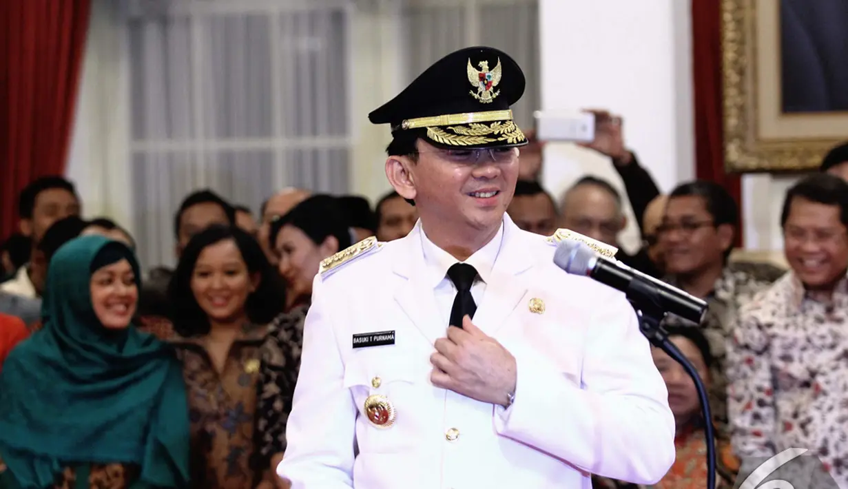 Basuki Tjahaja Purnama bersiap untuk dilantik menjadi Gubernur DKI Jakarta di Istana Negara, Rabu (19/11/2014). (Liputan6.com/Faizal Fanani)
