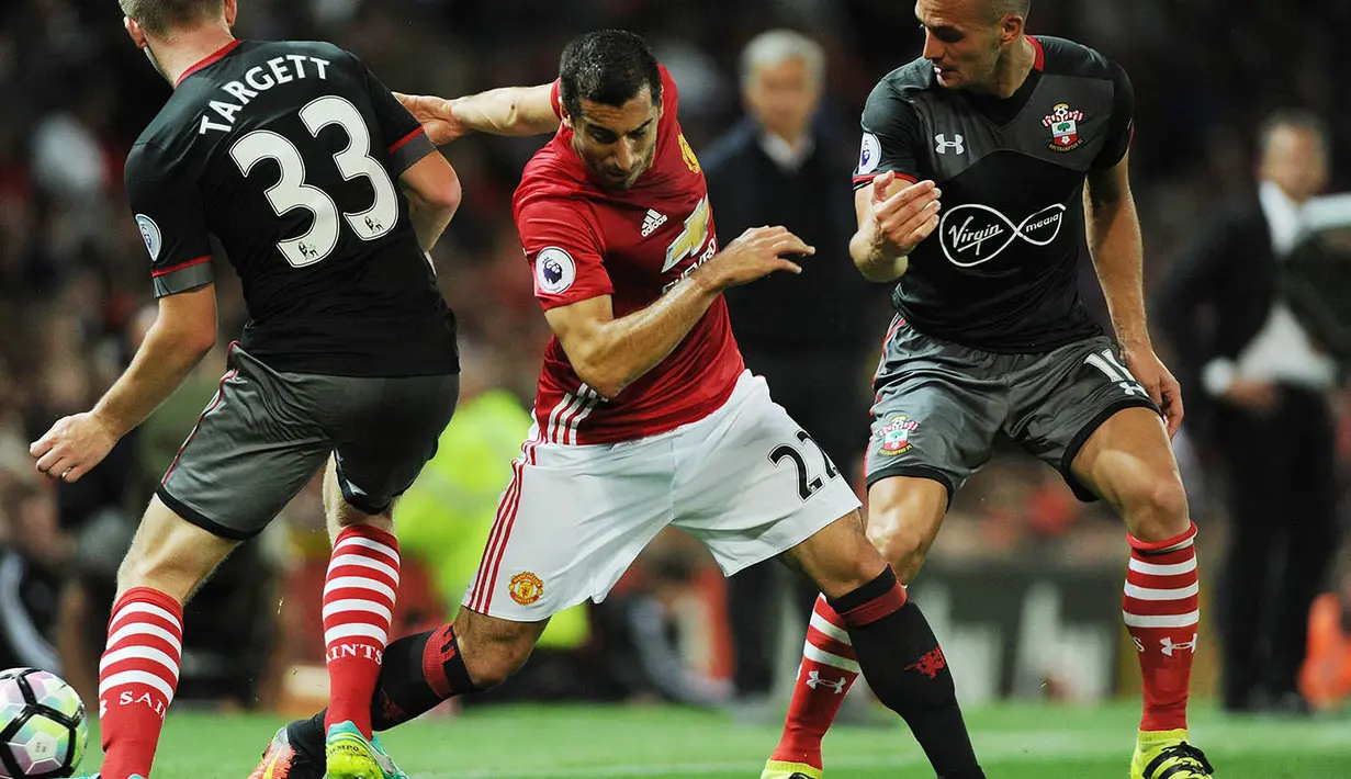 Gelandang Manchester United, Henrikh Mkhitaryan, berusaha melewati hadangan pemain Southampton. Pada laga ini MU melakukan 11 kali pelanggaran sementara Southampton hanya tujuh kali. (EPA/Peter Powell)