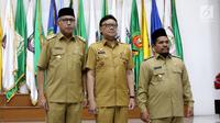 Mendagri, Tjahjo Kumolo (tengah) didampingi Plt Gubernur Aceh Nova Iriansyah dan Plt Bupati Bener Meriah Tgk. H. Sarkawi foto bersama usai serah terima surat penugasan Pelaksana Tugas di Kemendagri Jakarta, Senin (9/7). (Liputan6.com/Herman Zakharia)