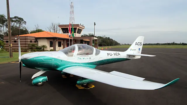 Pesawat bertenaga listrik hasil kerja sama Itaipu Binacional electric dan ACS Aviation's Sora-e di Itaipu, Brazil pada 23 Juni 2015. (Photo by CHRISTIAN RIZZI / AFP)