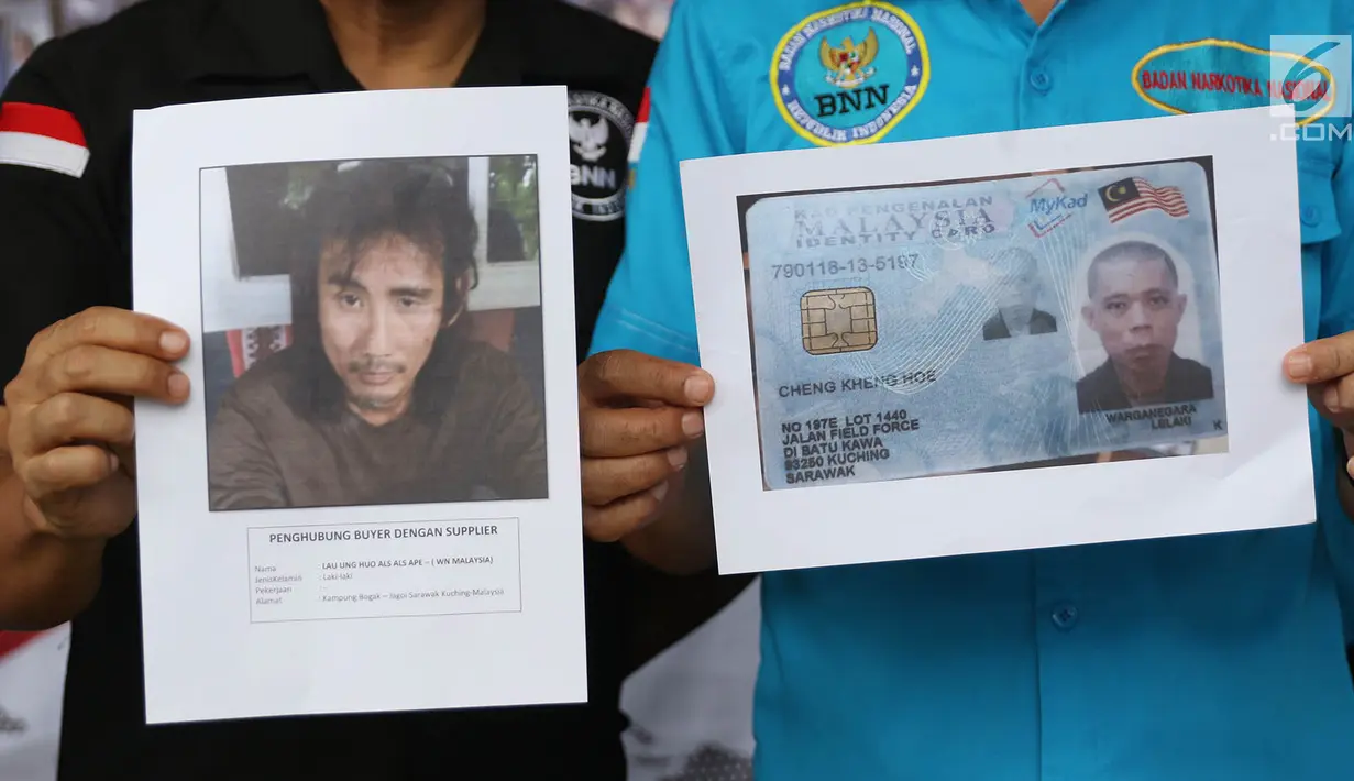 Petugas menunjukkan gambar dua pelaku yang tewas ditembak saat rilis kasus sindikat narkoba Malaysia di Jakarta, Rabu (23/8). BNN dan Bea Cukai mengungkap dua kasus jaringan Malaysia dengan barang bukti 57,54 kg sabu. (Liputan6.com/Immanuel Antonius)
