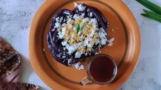Resep kue basah cenil ubi ungu yang cocok jadi takjil maupun camilan Lebaran. (dok. Cookpad @An_nesha)