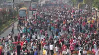 Ribuan warga melakukan olah raga saat Car Free Day di Bundaran HI, Jakarta,  Minggu (4/10/2015). Minggu pertama CFD di awal bulan ini dimanfaatkan warga Jakarta maupun dari luar Jakarta untuk berolah raga.(Liputan6.com/Angga Yuniar)
