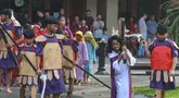 Anak-anak umat Katolik memeragakan drama penyaliban Yesus Kristus dalam Tablo Jalan Salib di Gereja Santo Stefanus, Cilandak, Jakarta Selatan, Jumat (18/4/2025). (merdeka.com/Arie Basuki)