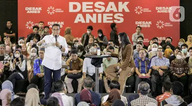 Calon presiden nomor urut 1 Anies Baswedan (kiri) berdialog dengan tenaga kesehatan (nakes) dalam program "Desak Anies" di Jakarta, Kamis (18/1/2024). Anies berbicara banyak hal seputar kesehatan di Indonesia. (Liputan6.com/Faizal Fanani)
