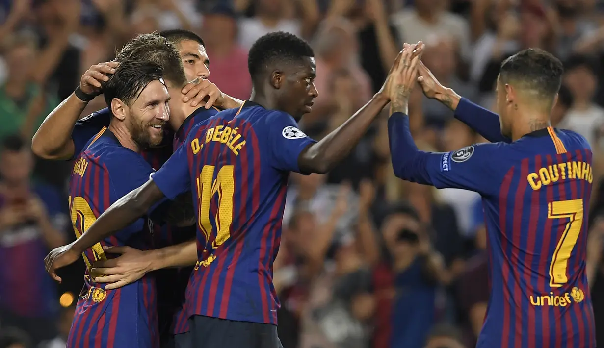 Para pemain Barcelona merayakan gol yang dicetak Lionel Messi ke gawang PSV Eindhoven pada laga Liga Champions di Stadion Camp Nou, Barcelona, Selasa (18/9/2018). Barcelona menang 4-0 atas PSV. (AFP/Lluis Gene)