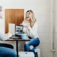 Ilustrasi ngobrol, kerja di kantor, tertawa. (Photo by Brooke Cagle on Unsplash)