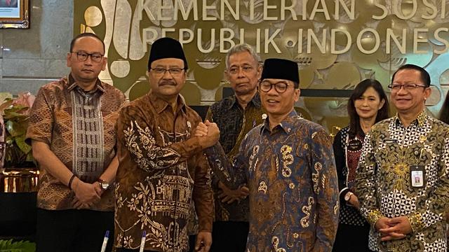 Menteri Sosial, Saifullah Yusuf, dan Menteri Desa, Yandri Susanto menandatangani Nota Kesepakatan kerja sama dalam upaya mempercepat kesejahteraan sosial di desa.