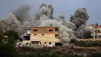 Asap membubung setelah serangan udara Israel di desa Teir Debba, Lebanon Selatan, Kamis 6 November 2025. (AP Photo/Mohammad Zaatari)