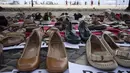 Sepasang sepatu dengan nama-nama perempuan korban femisida di Brasil dalam acara Hari Internasional untuk Penghapusan Kekerasan terhadap Perempuan di Pantai Copacabana, Rio de Janeiro, Sabtu (25/11/2023). (Tercio TEIXEIRA / AFP)