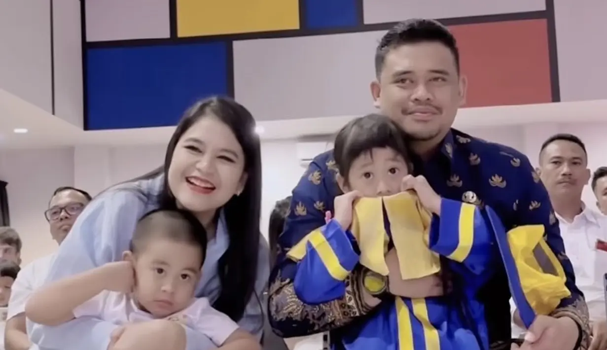 <p>Kahiyang bersama Bobby tampak kompak hadir di wisuda anak pertamanya Sedah. Tak ketinggalan Al Nahyan Nasution pun hadir di momen penting sang kakak. @bobbynst</p>