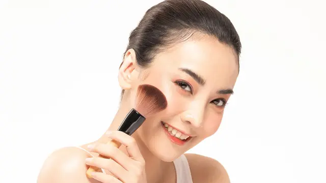 Tips Makeup Anti Pori-Pori Besar, Begini Cara Pakai Foundation yang Benar