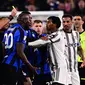 Striker Inter Milan, Romelu Lukaku, mendapat kartu kuning kedua pada duel leg pertama semifinal Coppa Italia 2022/2023 melawan Inter Milan di Allianz Stadium, Turin, Rabu (5/4/2023). (AFP/Marco Bertorello)