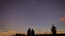 Foto yang diabadikan pada 22 Juli 2020 ini memperlihatkan Komet Neowise di atas monumen Stonehenge di Wiltshire, Inggris. Fenomena ini cukup langka karena membutuhkan waktu 6.800 tahun lagi untuk dapat kembali mendekati orbit Bumi. (Xinhua/Tim Ireland)
