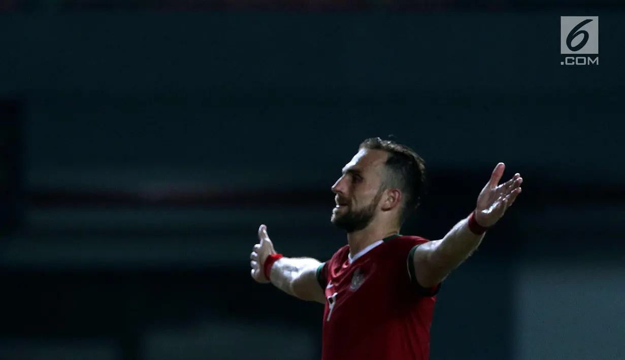 Pemain depan Timnas Indonesia, Illija Spasojevic merayakan kemenangan atas Guyana pada laga persahabatan di Stadion Patriot Candrabhaga, Bekasi, Sabtu (25/11). Spaso mencetak dua gol dan membawa Indonesia unggul 2-1. (Liputan6.com/Helmi Fithriansyah)