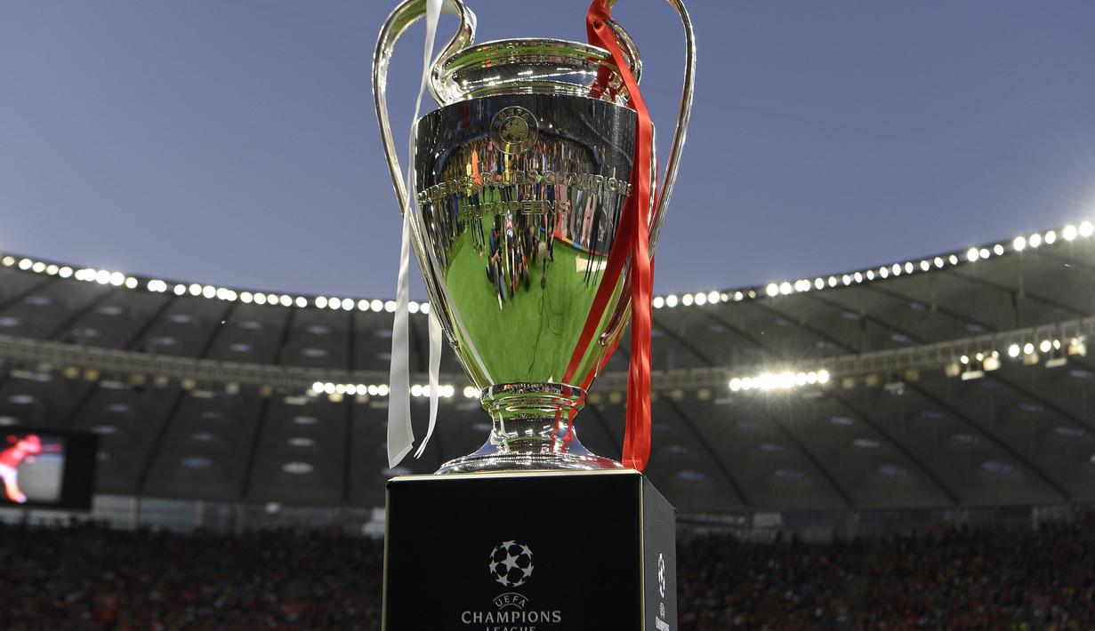 Perlu diketahui bahwa trofi yang sekarang hanyalah replikanya saja. Hanya klub yang juara minimal 3 kali yang berhak menyimpan trofi aslinya. AC Milan dan Real Madrid merupakan salah satu klub yang berhak menyimpan trofi asli tersebut. (AFP/Luis Gene)