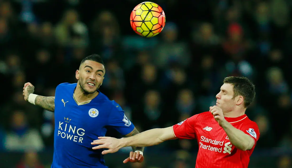 Bek Leicester City, Danny Simpson (kiri) berebut bola udara dengan gelandang Liverpool, James Milner pada lanjutan liga Inggris di King Power Stadium, Leicester, (3/2/2016). Leicester menang atas Liverpool dengan skor 2-0. (Reuters/Jason Cairnduff)