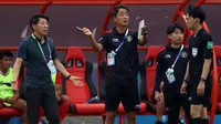 Namun, keputusan wasit ternyata berbeda dengan memberikan bola 'out' kepada Filipina. Shin Tae-yong pun langsung bereaksi atas keputusan tersebut. (Bola.com/Ikhwan Yanuar)