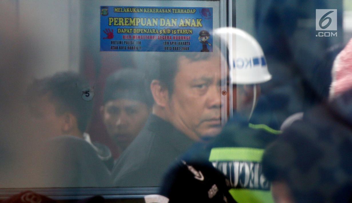 Stiker informasi pengaduan kekerasan ditempel di sekitar Stasiun Tanah Abang, Jakarta, Kamis (21/12). Stiker ini juga bertuliskan informasi tentang pengaduan ketika terjadi kekerasan pada wanita dan anak. (Liputan6.com/JohanTallo)