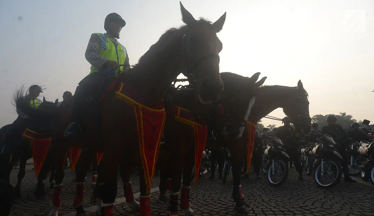 Satuan Polisi Berkuda mengikuti apel gelar pasukan Operasi Ketupat 2018 di Lapangan Monas, Jakarta, Rabu (6/6). Apel itu dalam rangka menghadapi pengamanan Hari Raya Idul Fitri 1439 H yang dimulai sejak 7 hingga 24 Juni 2018. (Merdeka.com/Imam Buhori)