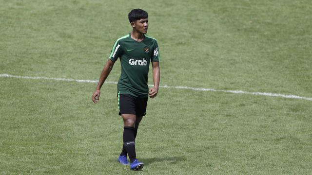 Pemain Timnas Indonesia U-22, Firza Andika, mengamati instruksi. (Bola.com/Yoppy Renato)