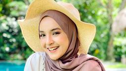 Nabila Ishma sangat pandai untuk padu padankan pakaian yang dipakai dengan hijab. Tak hanya itu, aksesoris topi yang dipakai juga terlihat pas dan cocok dikenakan oleh Nabila Ishma. Tak heran di foto ini, alumni SMAN 1 Bandung tersebut terlihat cantik memesona. (Liputan6.com/IG/@nabilaishma)